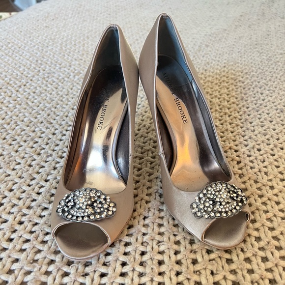 Silver Heels - Picture 1 of 6